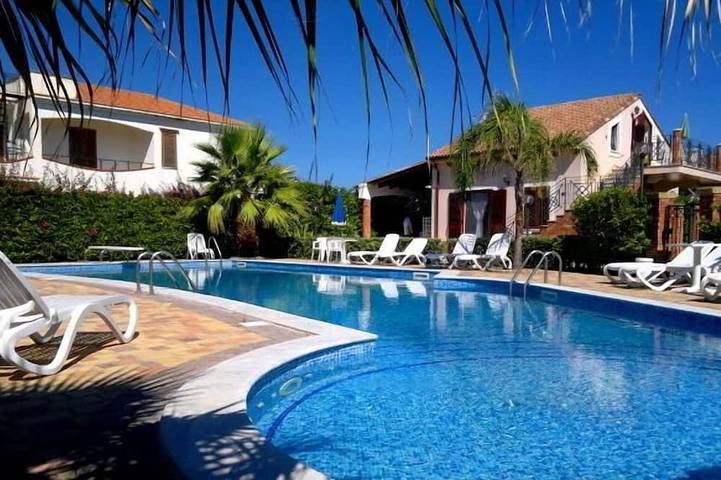 Ferienwohnung für 4 Personen, mit Balkon und Whirlpool sowie Pool
