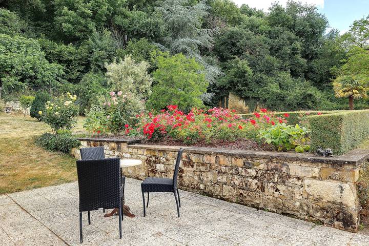 Holiday Home “La Maison De Vacances” with Private Terrace, Garden, and Wi-Fi in Fontevraud-l'Abbaye, Loiredalen