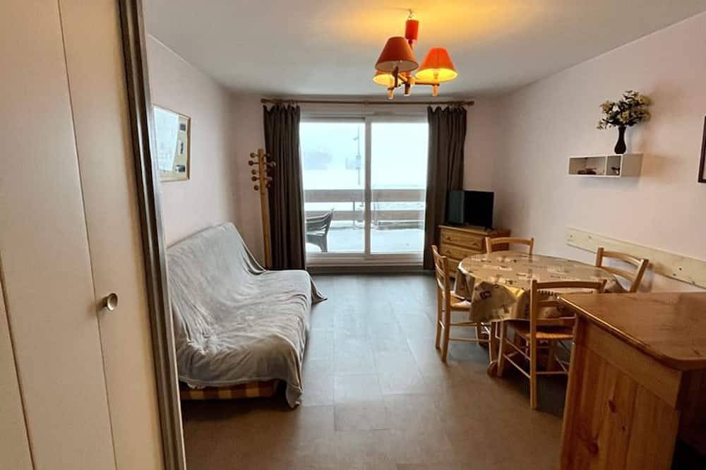 Entire apartment, Cozy Studio with South-Facing Terrace, Close to Amenities, Ski Lifts, and Skating Rink in Le Lioran, Laveissière
