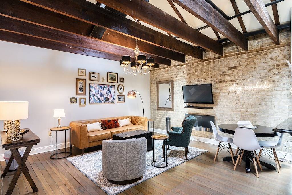 Ganze Wohnung, ☆ Historic Broughton St. Loft ☆ Mod-Industrial 2/2 w/View, Parking, Shuffleboard in Savannah, Chatham County