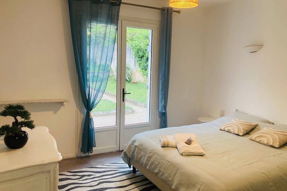 Provencal house on flat plot with swimming pool Garlaban view in Aubagne, Marseille region