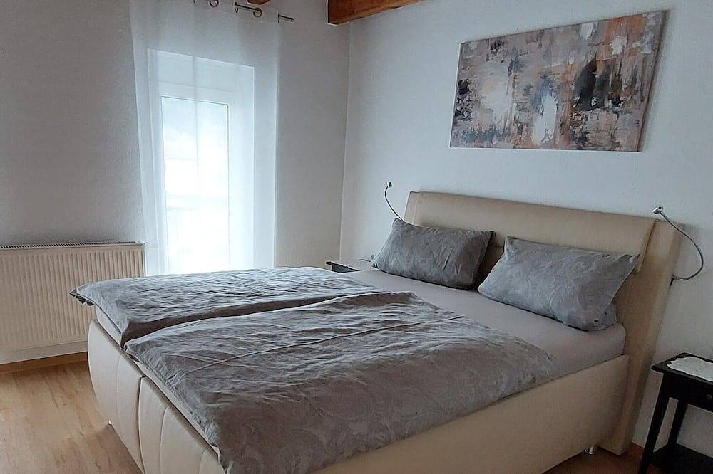 Ganze Wohnung, Ferienwohnung (50m2) mit großer Terrasse und voll ausgestatteter Küche in Tauberbischofsheim, Taubertal