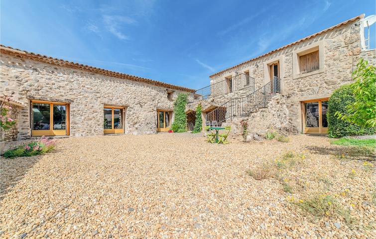 Location de vacances pour 8 personnes, avec jardin ainsi que piscine et terrasse dans l' Hérault