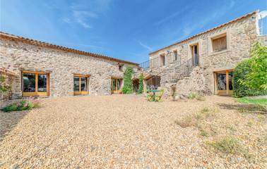Gîte pour 8 personnes, avec terrasse ainsi que piscine et jardin à Pardailhan
