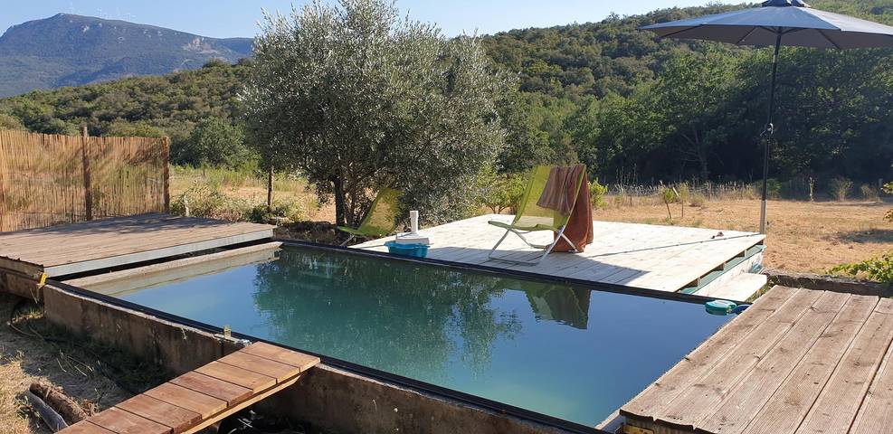 Gîte pour 13 personnes, avec Terrasse ainsi que Jardin et Piscine à Quintillan