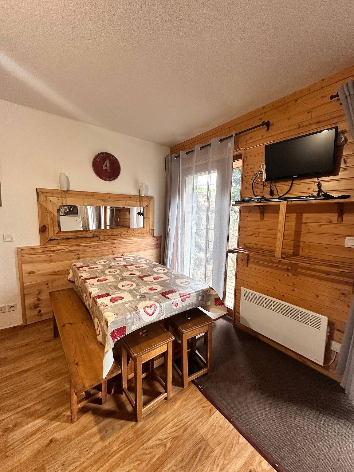 Ganze Wohnung, Appartement „La Cabane“ in Chamrousse, private Terrasse, direkt an der Piste in Chamrousse, Nationalpark Écrins