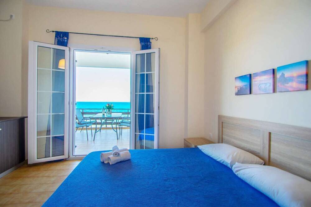 Ganze Wohnung, Apartment right on the water in Tragaki, Zakynthos