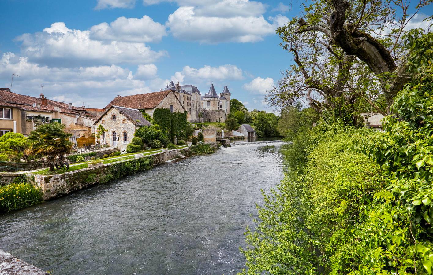 Modernes Apartment mit WLAN, TV, Parkplatz in Barro – 2 km zum Stadtzentrum in Verteuil-sur-Charente, Charente