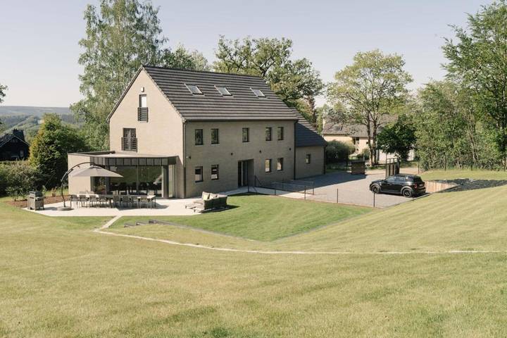 Location de vacances pour 14 personnes, avec jardin ainsi que jacuzzi et sauna dans Burnenville