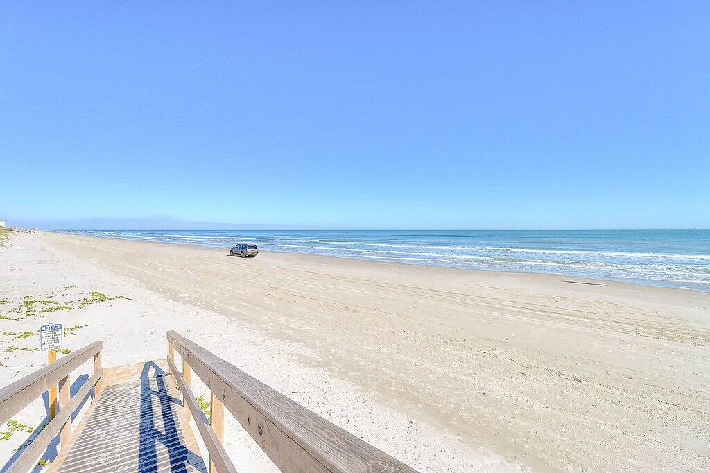 Unique Dog-Friendly Beach House w/ Deck & Gulf Views in Corpus Christi, Mustang Island