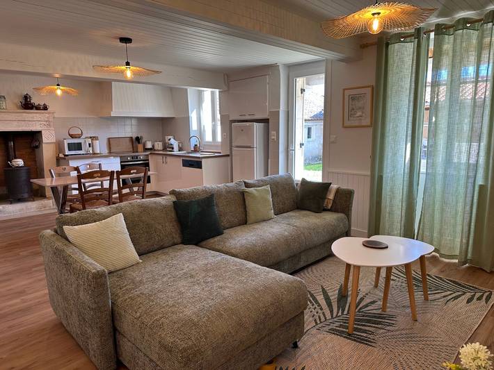 Gîte Le Moutat-Chez Georges, avec terrasse privée, jardin privé et Wi-Fi in Allemans, Périgord Vert