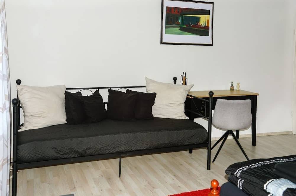 Ganze Wohnung, Großzügig geschnittene Ferienwohnung mit Freisitz in Jagsthausen, Stuttgart Region