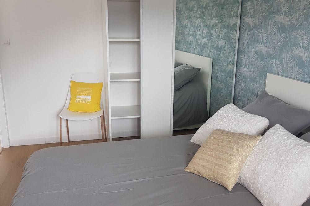 Entire apartment, Apartment facing the sea, the beach 30 meters away! in Binic, Côte de Goëlo