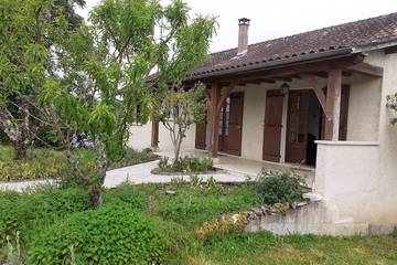 Gîte pour 7 personnes, avec jardin à Fossemagne
