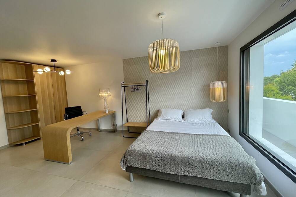 Contemporary house - heated swimming pool- 5 bedrooms - 10 people in Biarritz, Bayonne und Umgebung