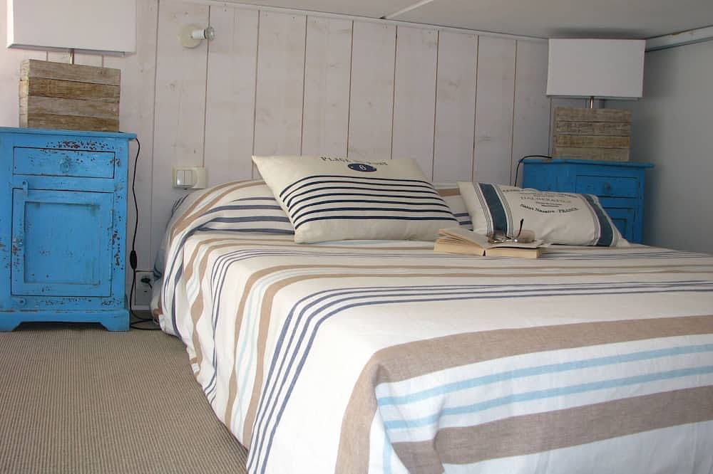 Appartement entier, Luxueux studio 'les pieds dans l'eau' (3 mètres de l'étang). in Mèze, Côte d'Améthyste