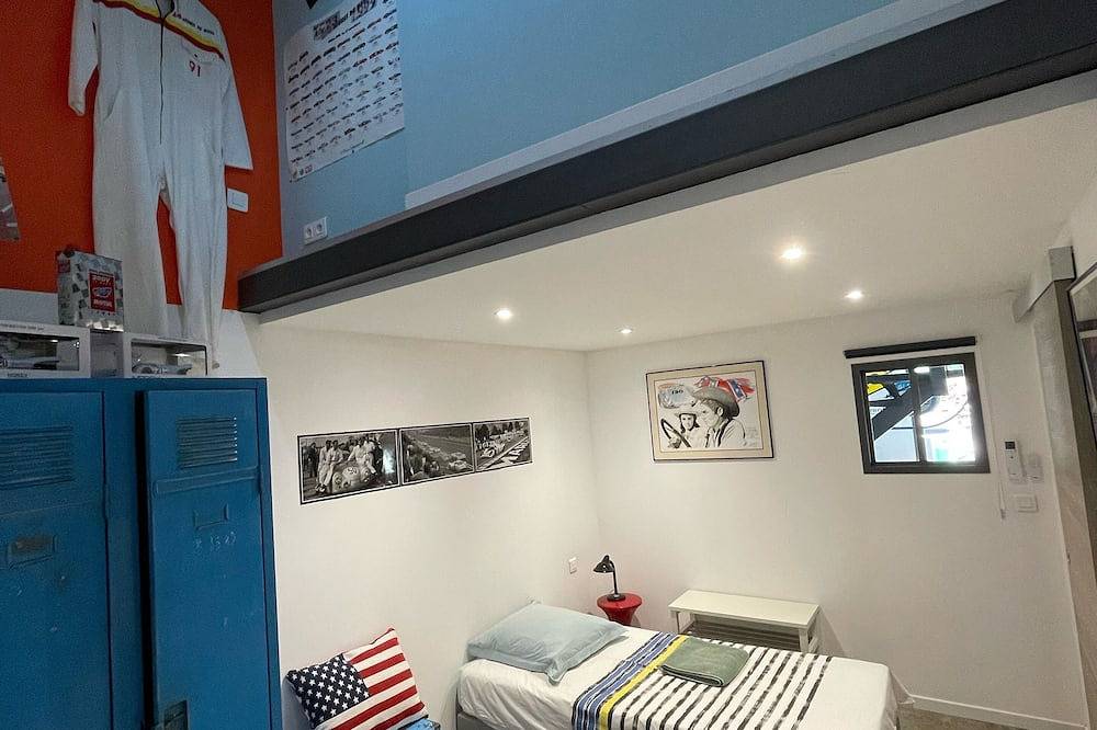In der Loft Garage mit Schwimmbad in Bizanet, Mittelmeerküste (Frankreich)