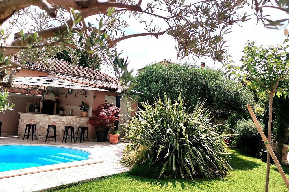 Charming villa with private pool, illuminated garden and lounge bar 5m from Avignon in Avignon, Vaucluse