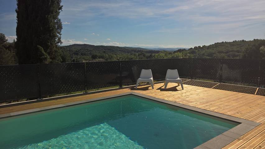 Gîte pour 6 personnes, avec terrasse et piscine à Verzeille