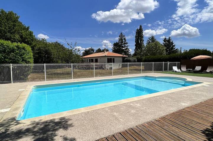 Location de vacances pour 14 personnes, avec terrasse et jardin à La Boissière-des-Landes