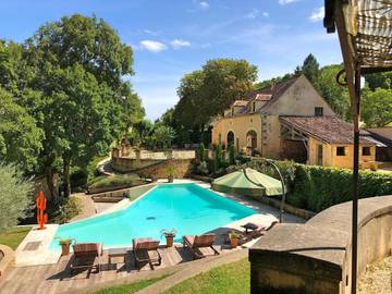 Location de vacances pour 10 personnes, avec piscine ainsi que vue et jardin à Couze-et-Saint-Front