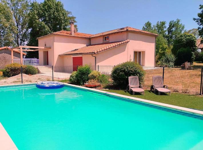 Location de vacances pour 7 personnes, avec Terrasse et Jardin ainsi que Piscine et Vue à Villebramar