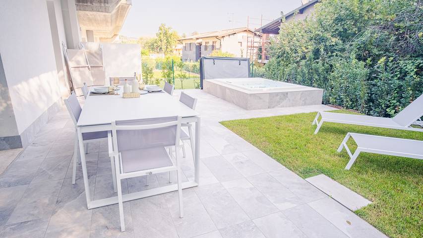 Location de vacances pour 2 personnes, avec Jacuzzi ainsi que Jardin et Piscine à Padenghe sul Garda