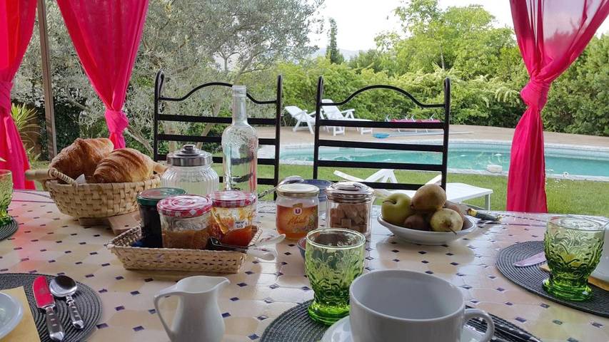 Gîte pour 2 personnes, avec piscine et jardin ainsi que vue et terrasse à Cabrières-d'Avignon - 3