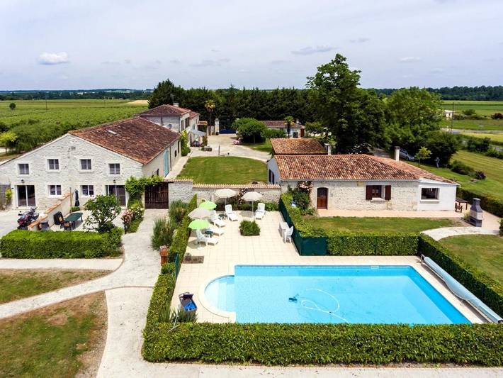 Location de vacances pour 4 personnes, avec Terrasse et Jardin ainsi que Bassin pour enfant et Piscine à Brives-sur-Charente
