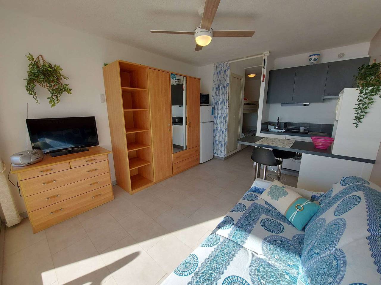 Studio entier, Studio cabine 4 personnes, terrasse, parking, Grau d'Agde in Grau-d'Agde, Agde