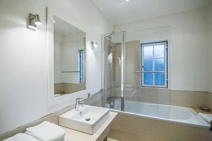 Geräumige 4 Schlafzimmer Villa in ruhiger Lage mit Meerblick in Vale do Lobo, Almancil