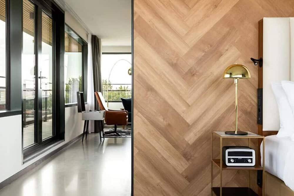 Art-Inspired Boutique Hotel Room in Central Rotterdam Near Restaurants & Shops in Rotterdam, Zuid-Holland
