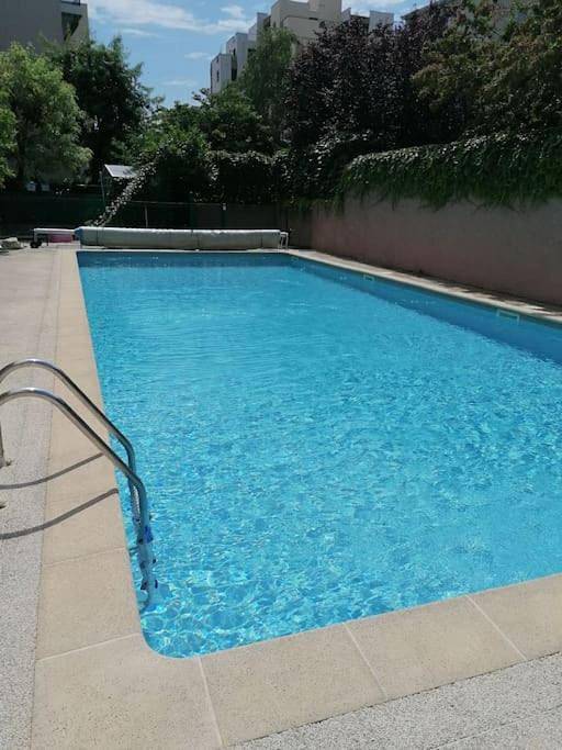 Appartement de vacances pour 2 personnes, avec balcon ainsi que jardin et piscine