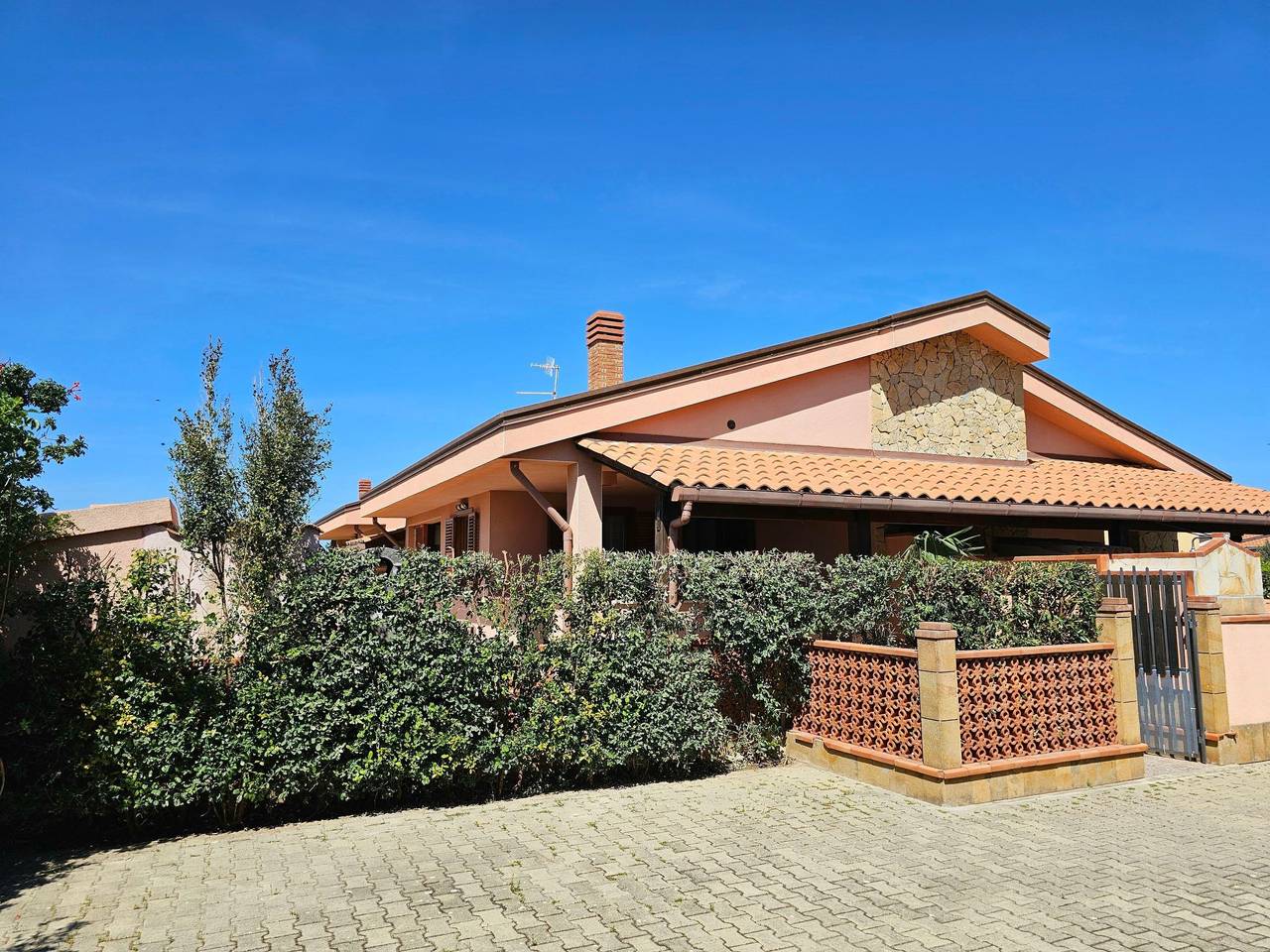 Helle mediterrane Villa mit Veranda und Garten in Campofelice di Roccella, Province de Palerme
