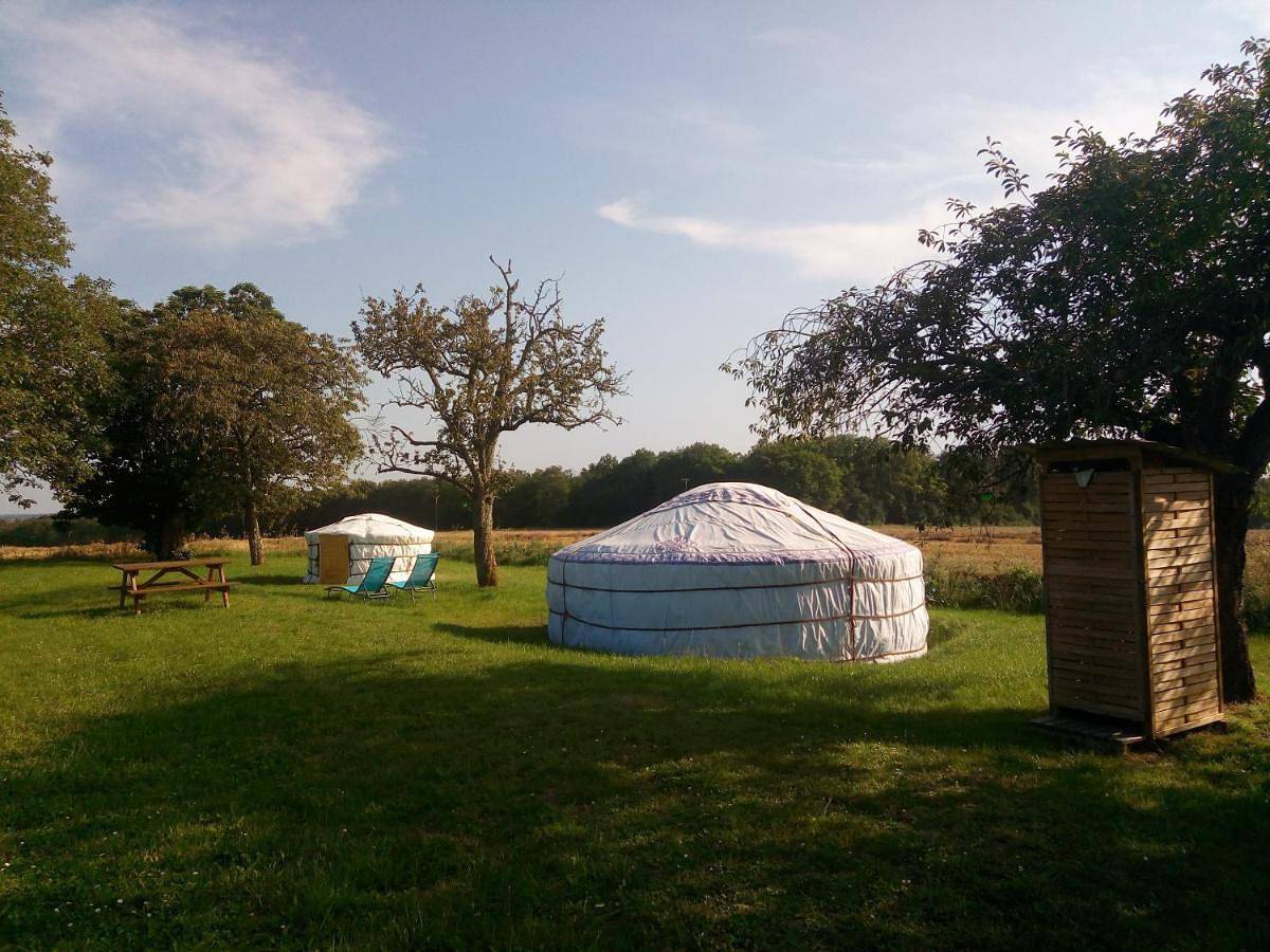 Tent in Druyes-les-Belles-Fontaines, Région d'Auxerre