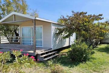 Mobil home pour 4 personnes, avec piscine et terrasse à Saint-Mitre-les-Remparts