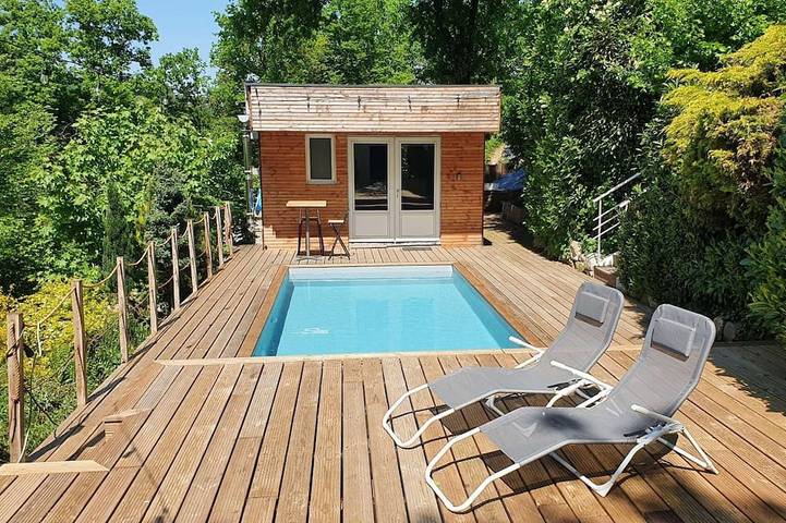 Gîte pour 2 personnes, avec terrasse ainsi que piscine et jardin