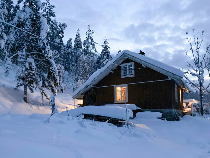 Altes Blockhaus in einem ruhigen Tal am Oslofjord in Frogn