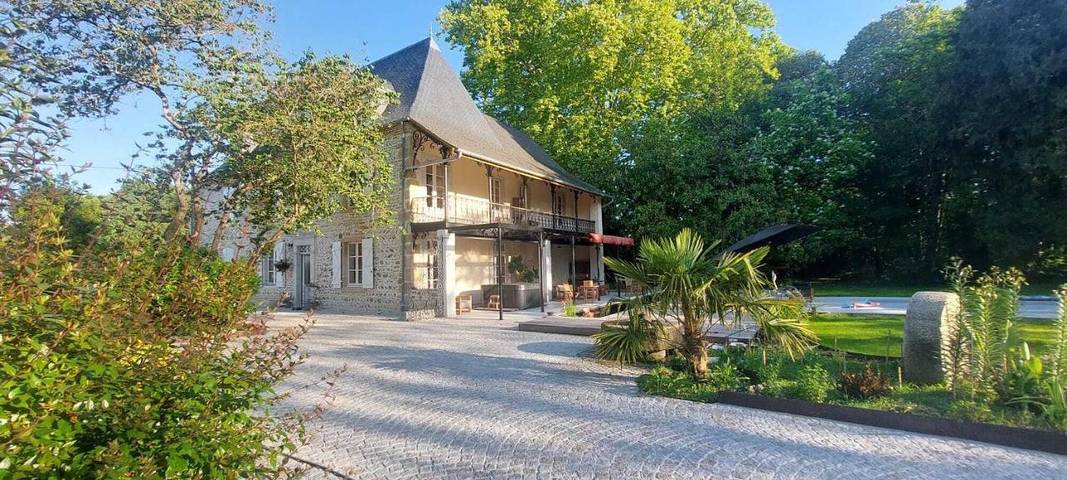 Maison d’hôte pour 4 personnes, avec piscine et jacuzzi ainsi que terrasse et jardin, animaux acceptés à Castetnau-Camblong