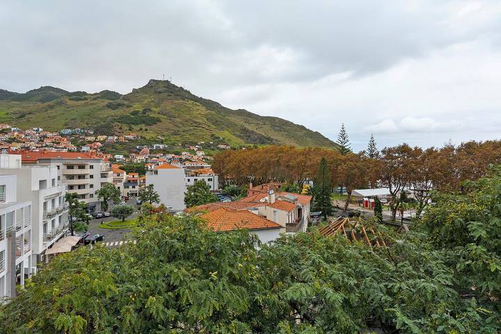 Entire apartment, Apartment 'Machico Beach Front' with Sea View, Wi-Fi and Air Conditioning in Machico, Madeira