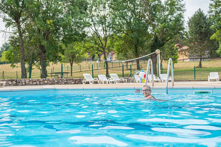 Gîte pour 4 personnes, avec piscine et terrasse, animaux acceptés à Le Malzieu-Ville - 2