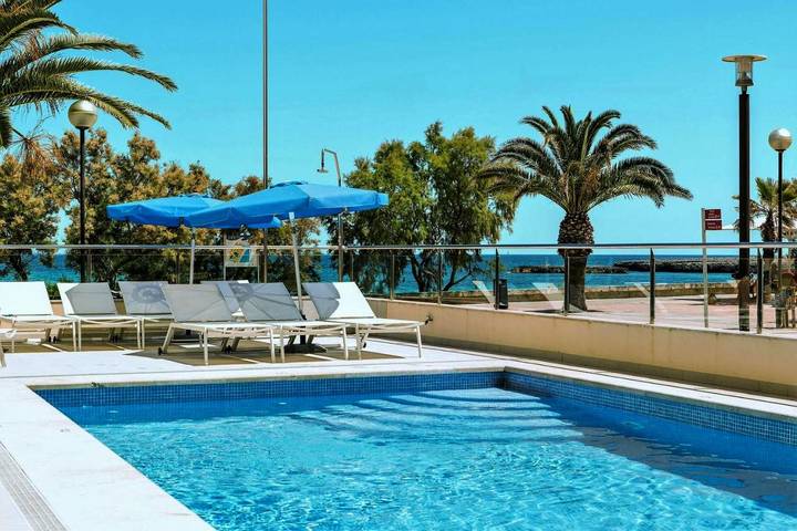 Hôtel, avec Balcon et Terrasse ainsi que Piscine et Vue dans S'illot