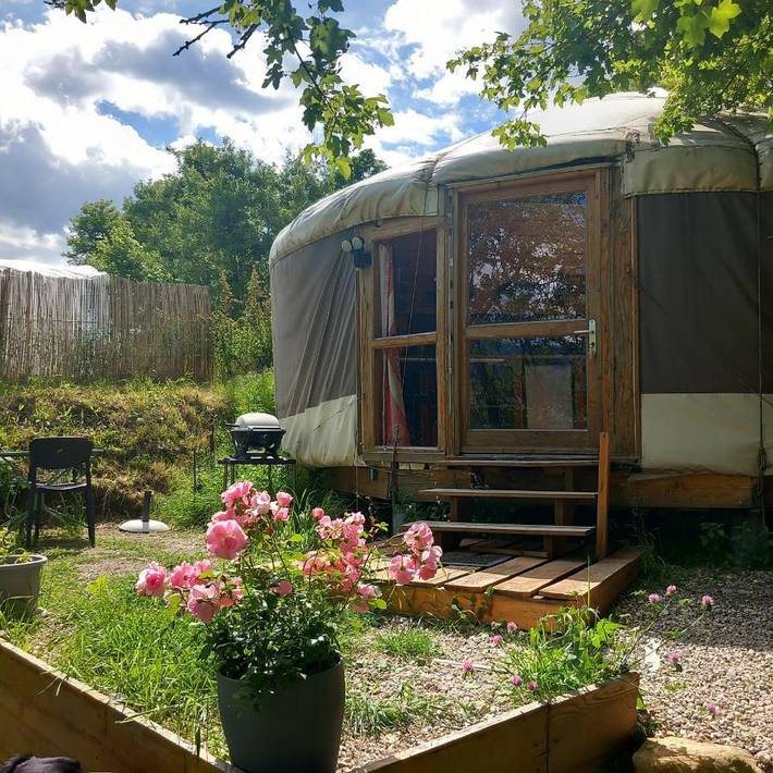 Tente pour 2 personnes, avec jardin ainsi que terrasse et vue, animaux acceptés dans le Var