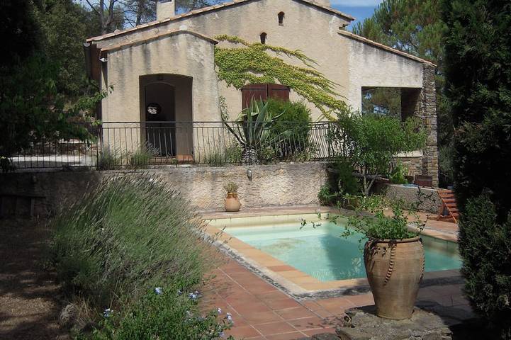 Location de vacances pour 6 personnes, avec jardin et terrasse, animaux acceptés à Méounes-lès-Montrieux