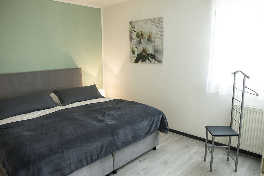 Ganze Wohnung, Gemütliche Ferienwohnung mit traumhaftem Blick ins Kylltal in Birresborn, Vulkaneifel