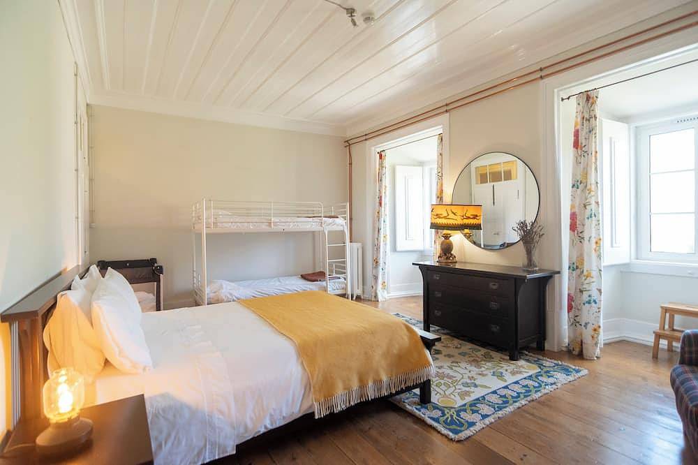 Junqueira Gardens - large restored old house with garden and private pool in Lisbon, Costa de Lisboa