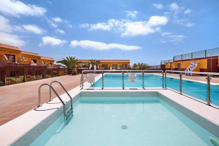 Apartamento entero, Casa Mario 2 con terraza, jardín, piscina compartida y Wi-Fi in Costa de Antigua, Antigua