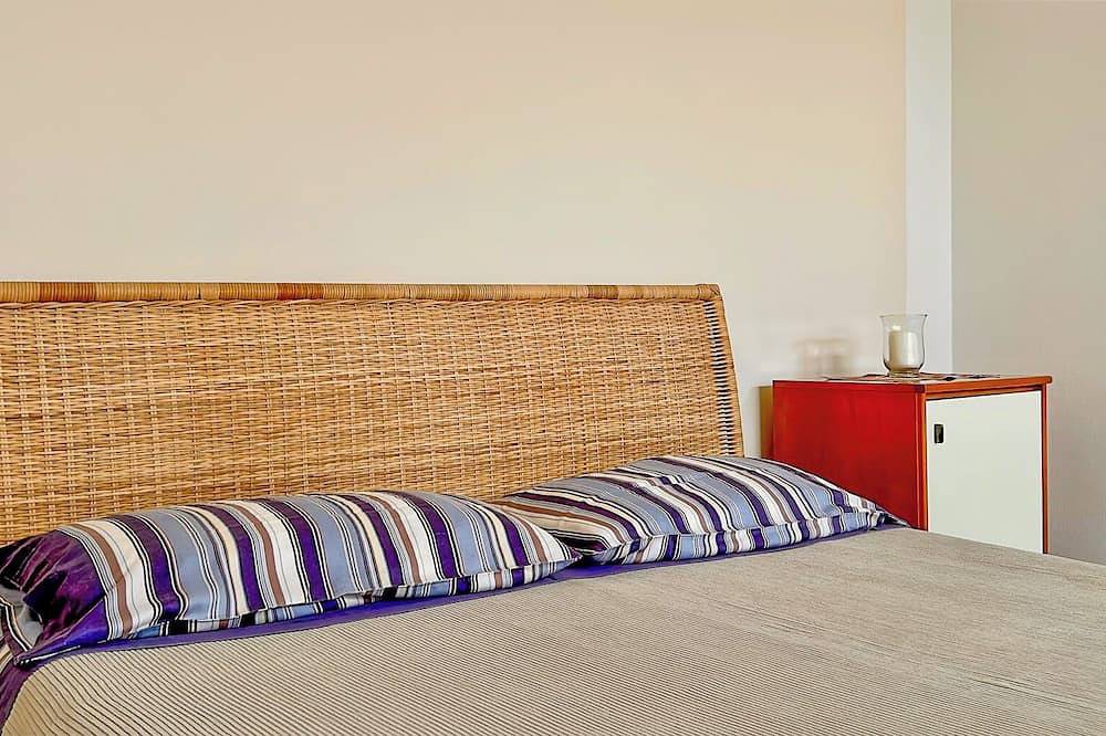 Domus Felix Holiday Home on Lake Garda in San Felice del Benaco, Montagnes autour du lac de Garde