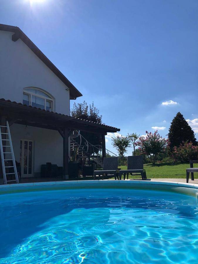 Location de vacances pour 3 personnes, avec jardin ainsi que vue et piscine à Tigliole - 2
