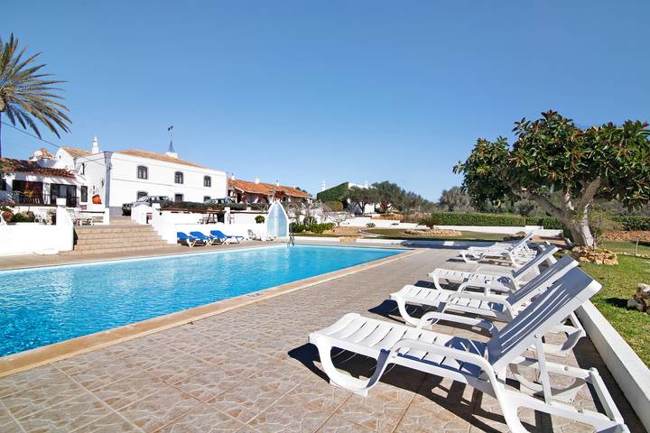 Entire studio, Quinta do Lagar - Apartamento 7 with Outdoor Pool, Terrace, Garden & Wi-Fi in Guia, Faro District